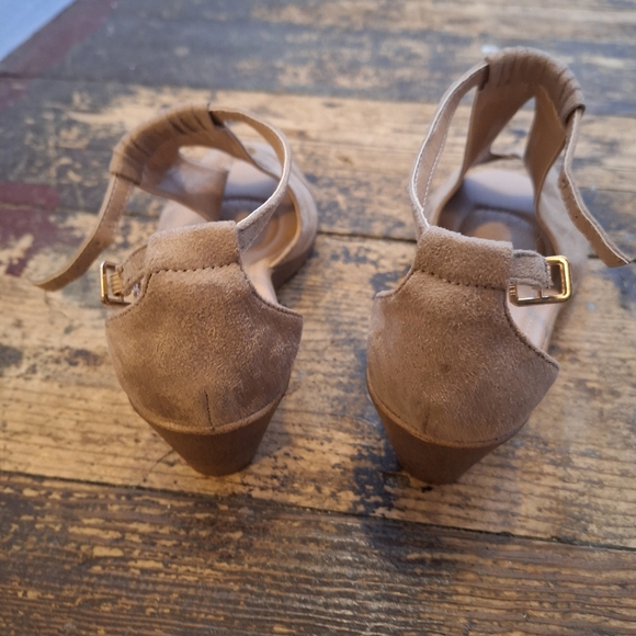 NEVER WORN Size 9 Tan Wedge Shoe - Picture 2 of 4